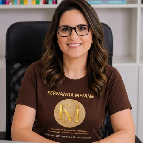 Retrato de Fernanda Menine Zambrano, pedagoga com foco em orientação educacional e liderança estratégica